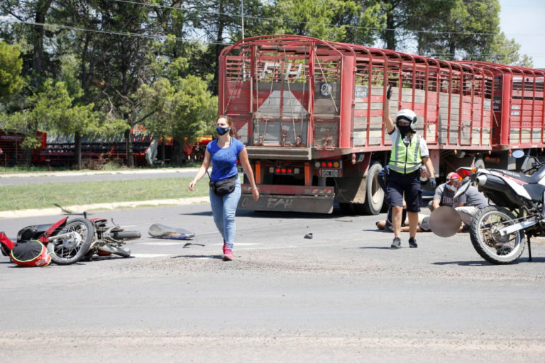 Un motociclista en gravísimo estado al chocar con un camión