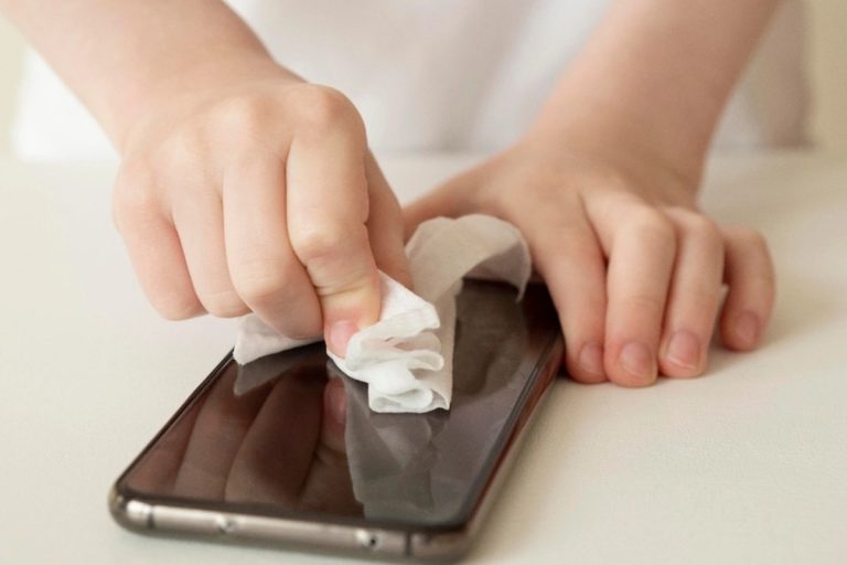 El coronavirus puede sobrevivir hasta 28 días en billetes o celulares