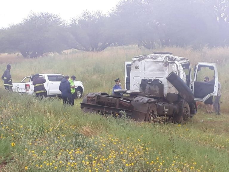 Volcó un camión en la Ruta 152: Conductor achense fue hospitalizado