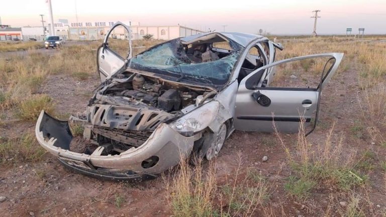 Siete vehículos se “pasaron de largo” en la rotonda del “Cruce del desierto”: Uno de ellos protagonizó un impresionante vuelco