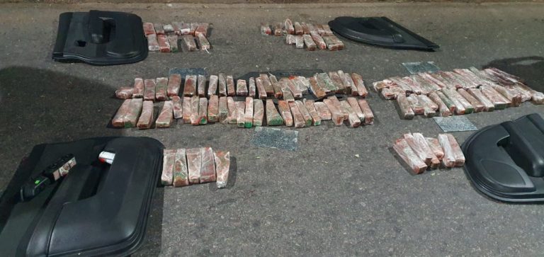 El perro «PAMPA» detectó en el puesto de Catriló más de 46 kilos de marihuana en un auto