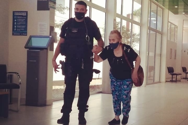 Una imagen vale más que mil palabras: “En el silencio del anonimato, cientos de hombres y mujeres de la Policía sirven, ayudan y protegen a cada pampeano”