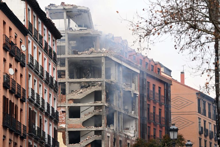 Una fuerte explosión destruyó un edificio en el centro de Madrid