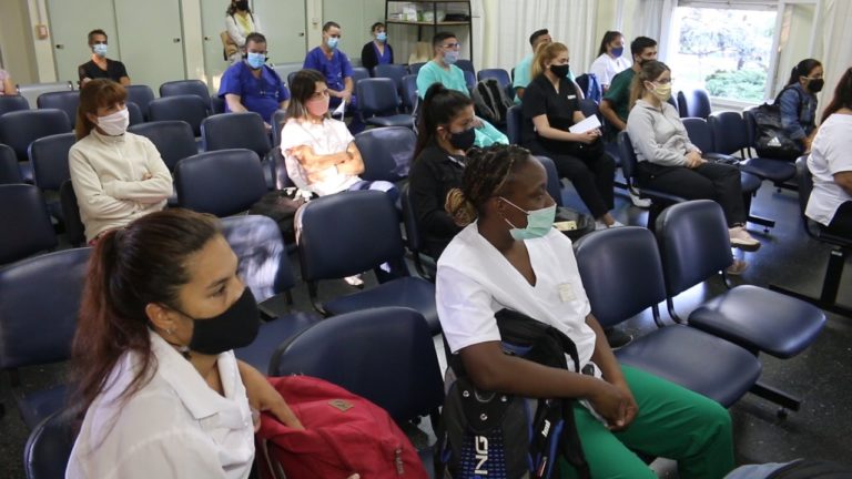 «A falta de enfermeros nos vienen a dar una mano como asistentes de enfermería»