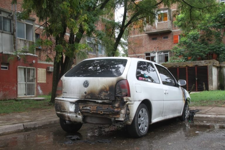 Incendio intencional de un auto en barrio Malvinas: Finalmente un menor de 16 años fue el autor del hecho y las mujeres fueron liberadas