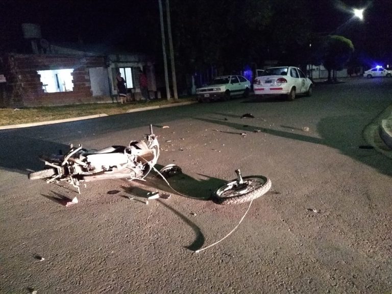 Conductor de una moto fue trasladado al hospital tras colisionar con auto
