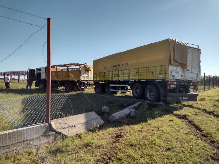 Un camión con acoplado tuvo un desperfecto en la dirección hidráulica y terminó dentro de un predio camino a la laguna