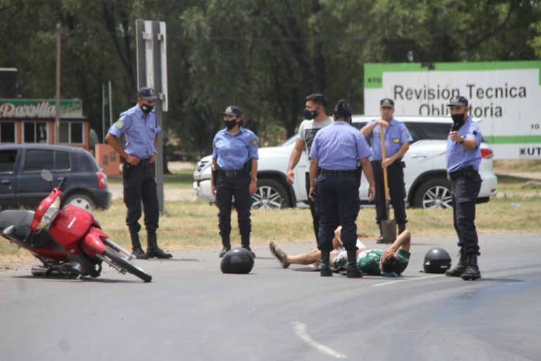 Motociclistas accidentados: Cayeron sobre el asfalto en la rotonda del  “Aeroplano”