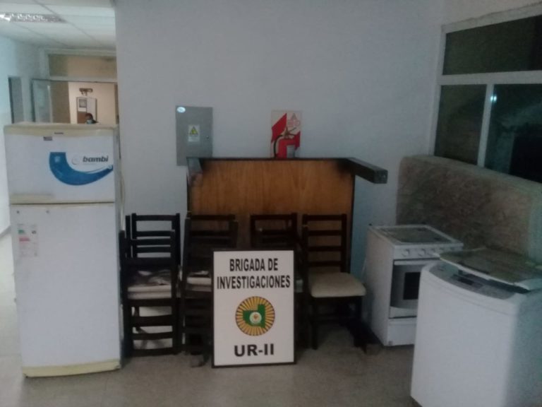 Le hizo un trabajo en la casa y mientras el titular estaba ausente le llevó todos los muebles