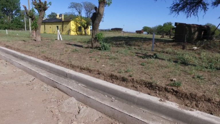 Arata: realizan obras de cordón cuneta y agua potable con una inversión de más de 1 millón de pesos