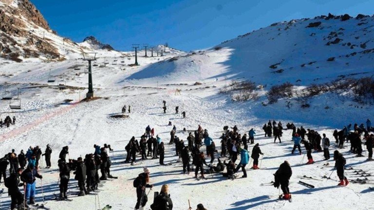 Un viaje de egresados de Bahía Blanca a Bariloche terminó con 66 casos de COVID-19