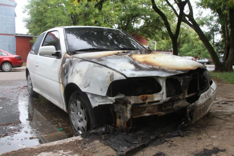 Dos mujeres fueron demoradas por el incendio intencional de un auto en barrio Malvinas