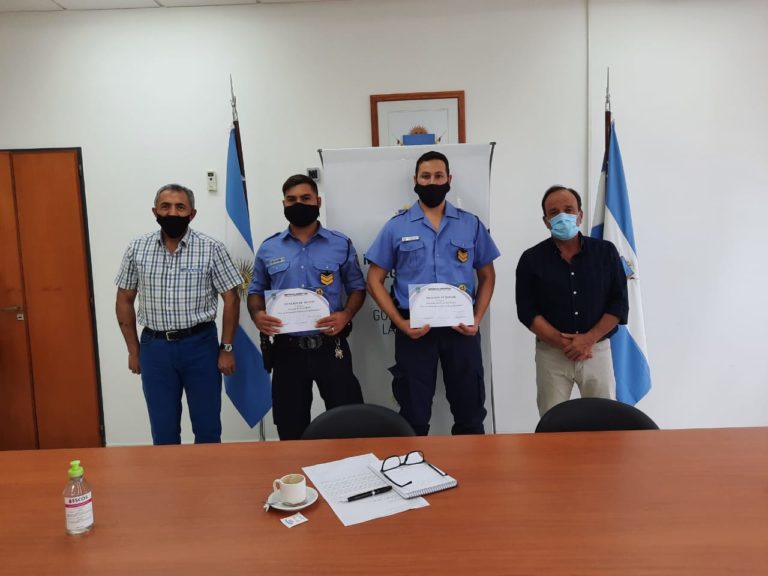 Dos policías pampeanos le salvaron la vida de un joven y recibieron una mención de honor