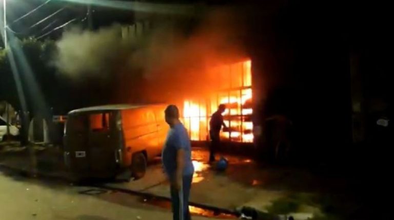 Incendiaron la casa de un acusado de abusar de una joven en Morón: “Esto te pasa por violador”