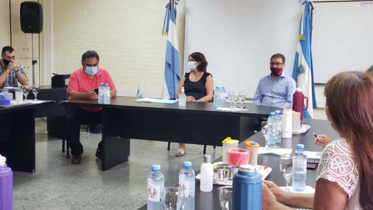 Gremios docentes se reunieron con el Gobierno por la vacunación y el retorno a clases: La vuelta no será “masiva” sino “planificada, monitoreada y cuidada”