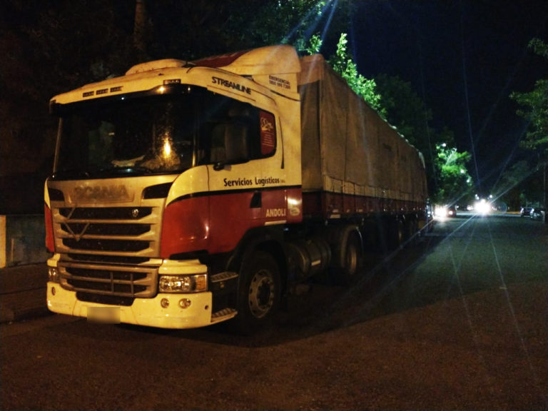 Delincuentes en moto intentaron robar a un camionero y le tiraron un ladrillazo al parabrisas en plena ruta