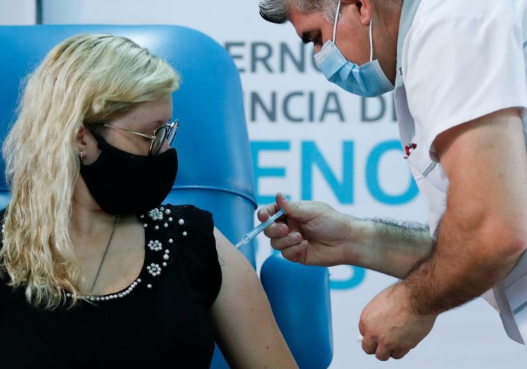 El Gobierno estudia aplicar una sola dosis de la Sputnik V para vacunar a más personas
