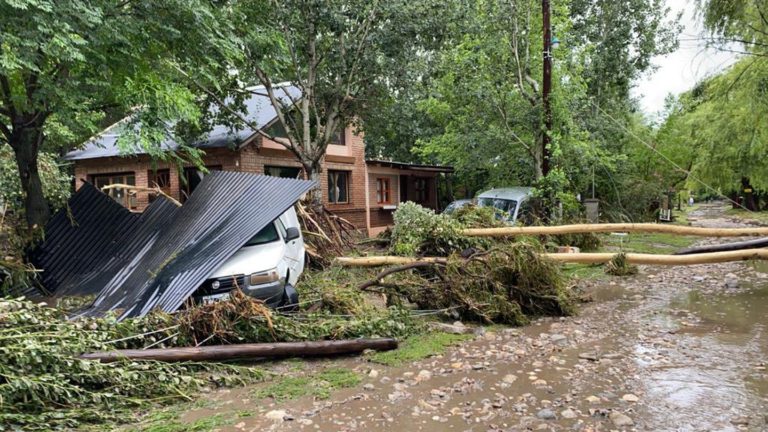 Impresionante temporal en Córdoba: Autos arrastrados, casas destrozadas y 140 milímetros de agua en pocos minutos