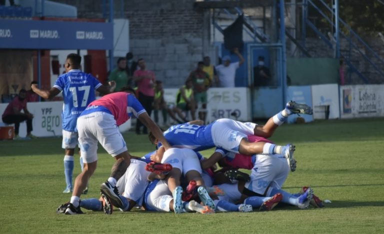 El equipo del piquense Lautaro Parisi goleó y va por el primer ascenso a la Liga Profesional