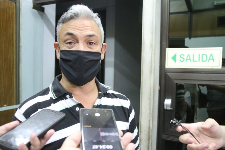 Joven agresor de 21 años golpeó a su padre y a su abuelo en barrio Roca y fue formalizado
