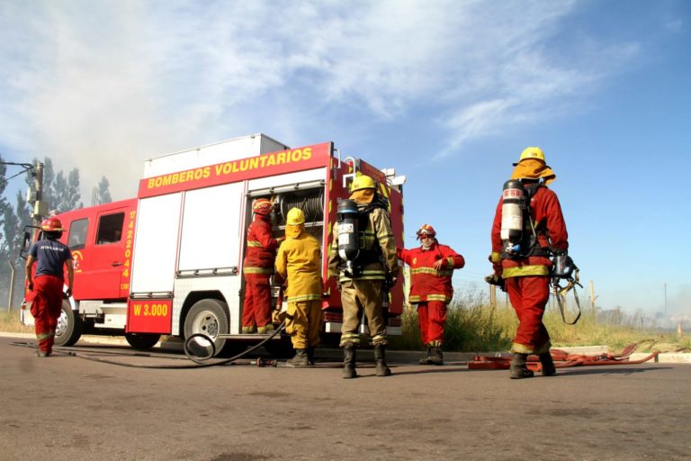 En siete días Bomberos Voluntarios de General Pico acudieron a 9 incendios de pastizales, uno de vivienda y trabajaron en prevención en dos vuelcos