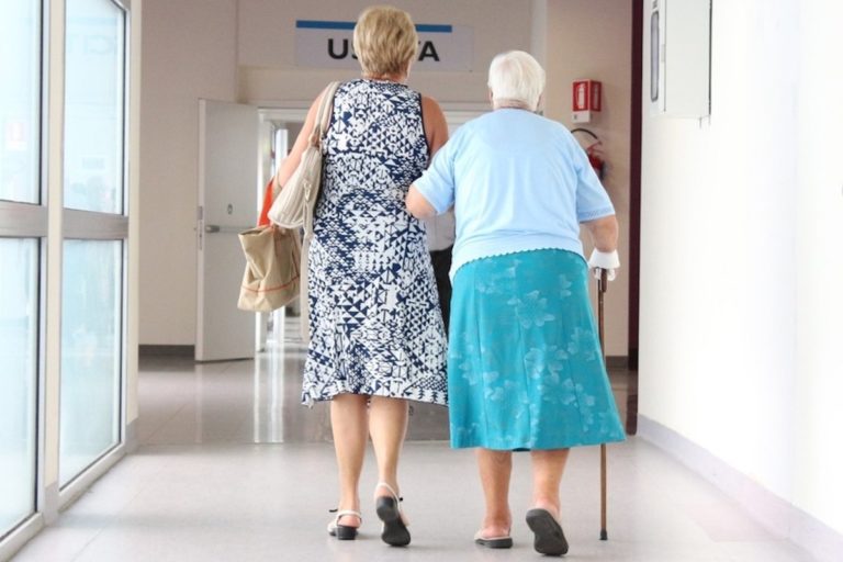 España: tuvo coronavirus, la dieron por muerta y la “enterraron”, pero reapareció a los 10 días