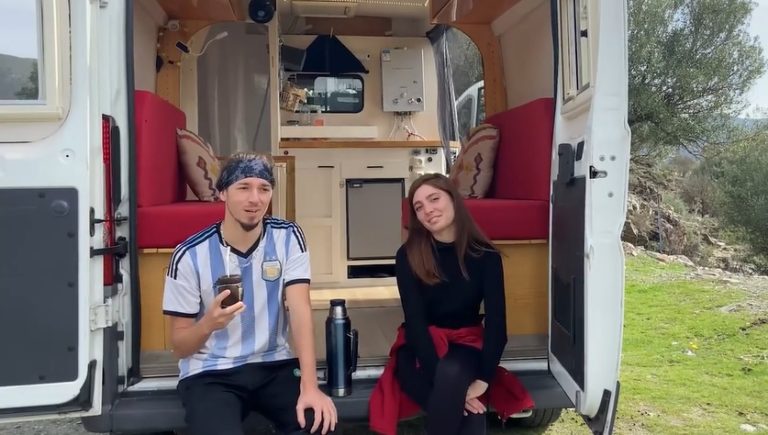 ¡Hermosa aventura!: Una joven piquense y su novio francés recorren Europa en un motorhome
