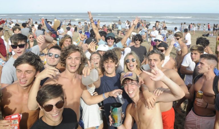 Pinamar: Preocupan las aglomeraciones de jóvenes en la playa y mandaron policías especiales para disiparlas