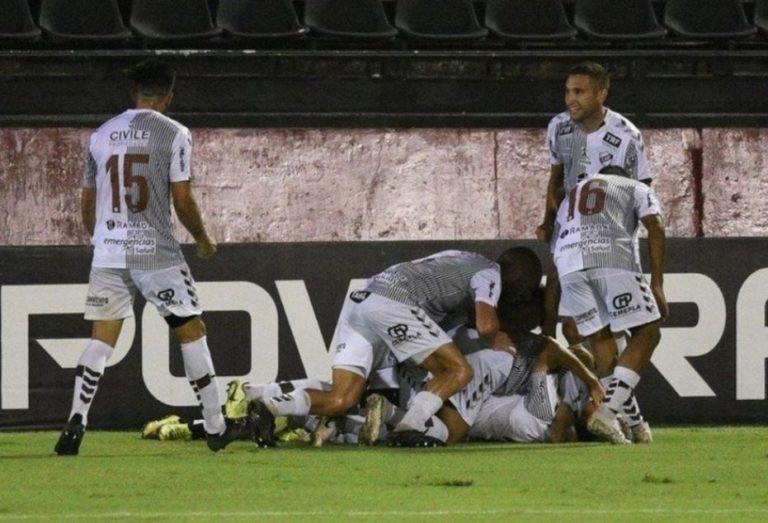 Platense le ganó por penales a Estudiantes (RC) del piquense Lautaro Parisi y ascendió a Primera División