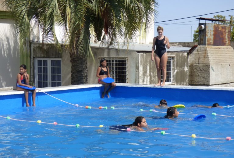 Pro Vida 2021: Continúan las clases de natación en Falucho y Vértiz