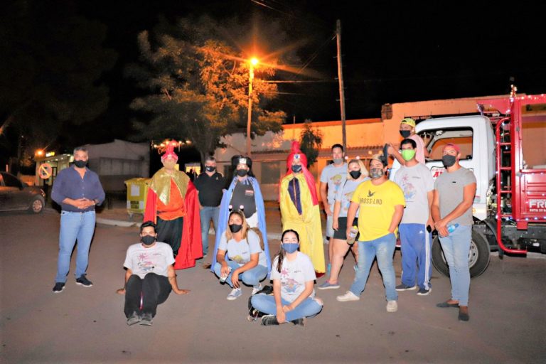 Noche mágica en La Adela: Los Reyes Magos recorrieron los barrios repartiendo más de mil juguetes