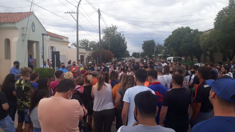 Fiesta clandestina en Trenel: Padres y jóvenes se manifestaron frente a la Comisaría y se reunieron con el Intendente