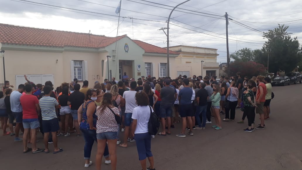 Fiesta clandestina en Trenel: familiares de los jóvenes denuncian abusos por parte de la policía