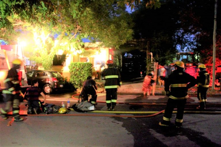 General Pico: Tres dotaciones de Bomberos sofocaron un incendio de vivienda