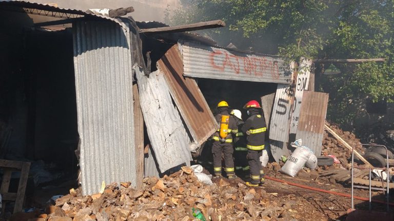 Principio de incendio en una leñera de calle 107 y 22: “Por suerte lo pudimos contener”