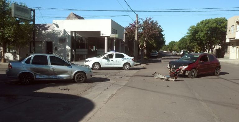 Fuerte choque entre autos en calle 13 y 28: No hubo heridos