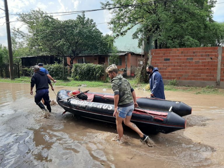 Policía de La Pampa trabajó en las zonas más afectadas: Alrededor de cien personas fueron evacuadas