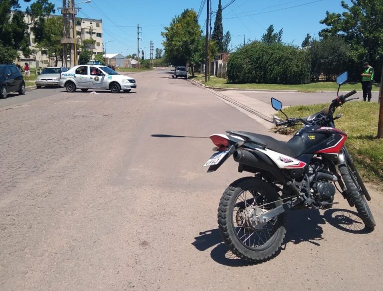 Una mujer cayó de su motocicleta en calle 300 y 303: Fue asistida y trasladada al Hospital