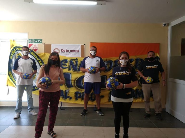 La Peña boquense “Roberto Mouzo” donó pelotas de fútbol a los niños de la Fundación “De tu mano”