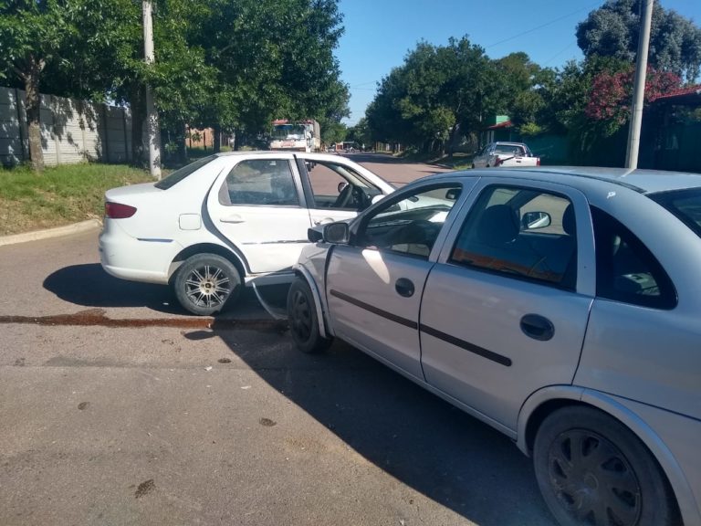 Choque entre autos en calle 103 y 110: Una mujer fue hospitalizada