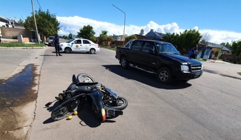 Choque entre una pick-up y una moto en barrio Federal: Una mujer fue asistida y trasladada al Hospital