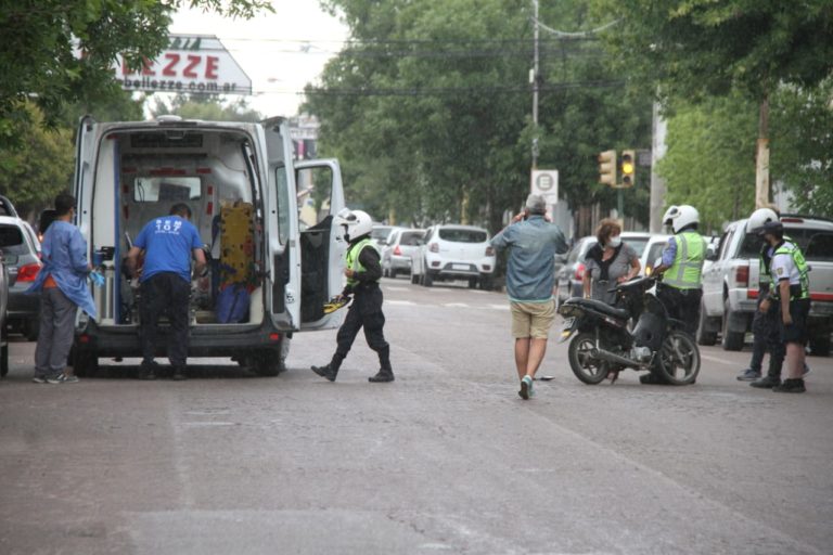 Accidente entre auto y moto en el centro de General Pico: Padre e hijo fueron hospitalizados