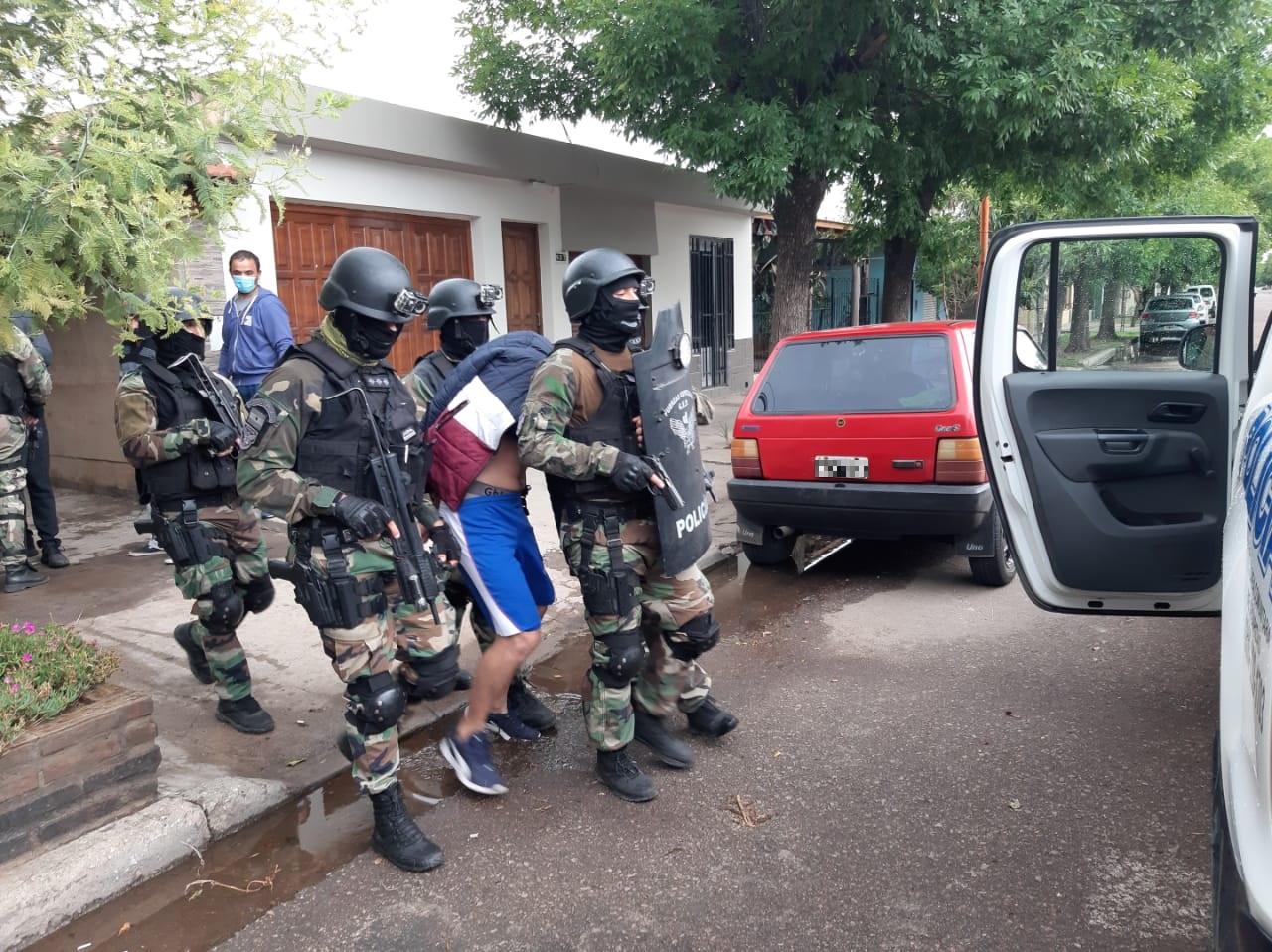 Allanamientos por el asalto a un distribuidor: Dos hombres detenidos, un menor demorado y recuperaron $ 100.000