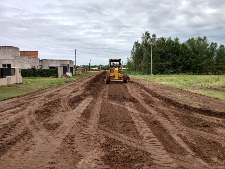 Tras las lluvias, realizan mantenimiento en calles de tierra y limpian los canales en General Pico