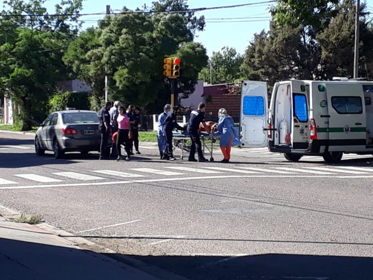 Una mujer fue hospitalizada tras accidente entre bicicleta y auto
