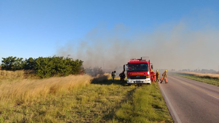 Incendio de banquina en la ruta que une General Pico y Speluzzi