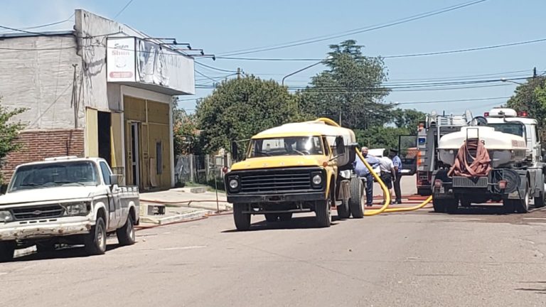 Bomberos trabajaron más de cuatro horas para extinguir incendio que se originó en un supermercado de Eduardo Castex