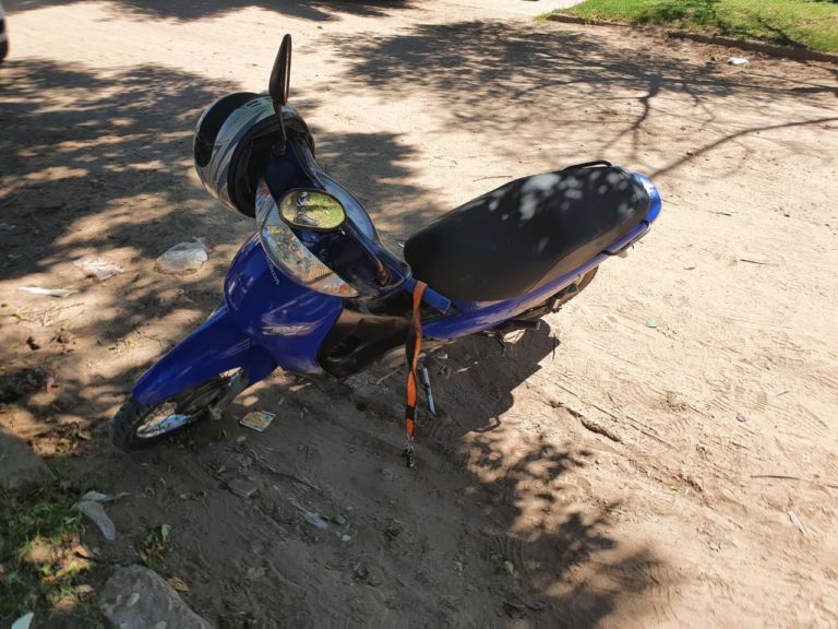 Accidente en calle 2 bis entre 37 y 39: Perdió el control de la moto, terminó cayendo y fue hospitalizado