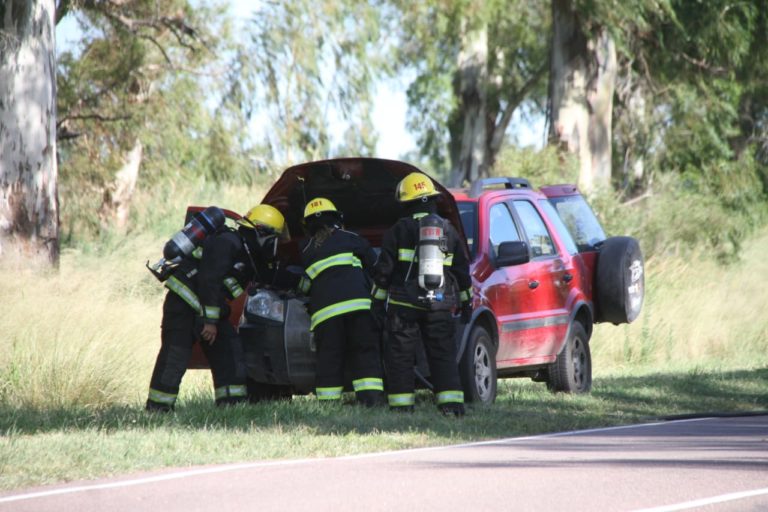 Bomberos trabajaron sobre un principio de incendio de una camioneta en Ruta 1 camino a Dorila