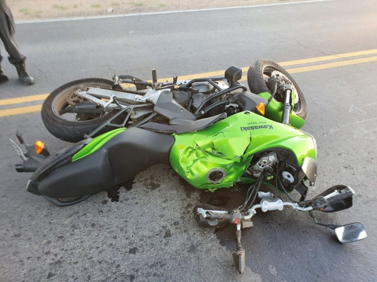 Fuerte choque en Ruta 1 y calle 108: Un motociclista fue hospitalizado